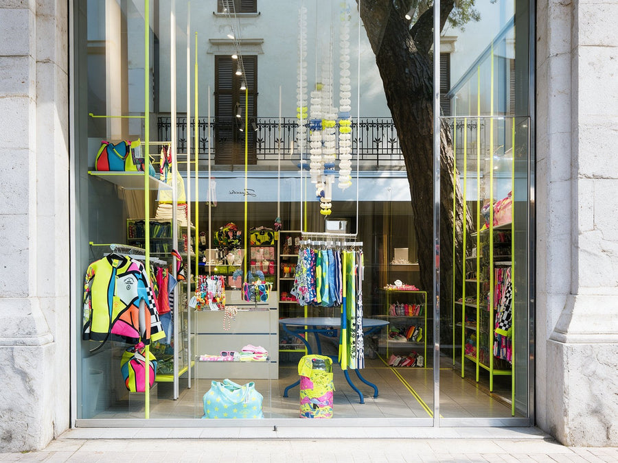 La vetrina del temporary store di Riccione, con i pali lime e i costumi colorati