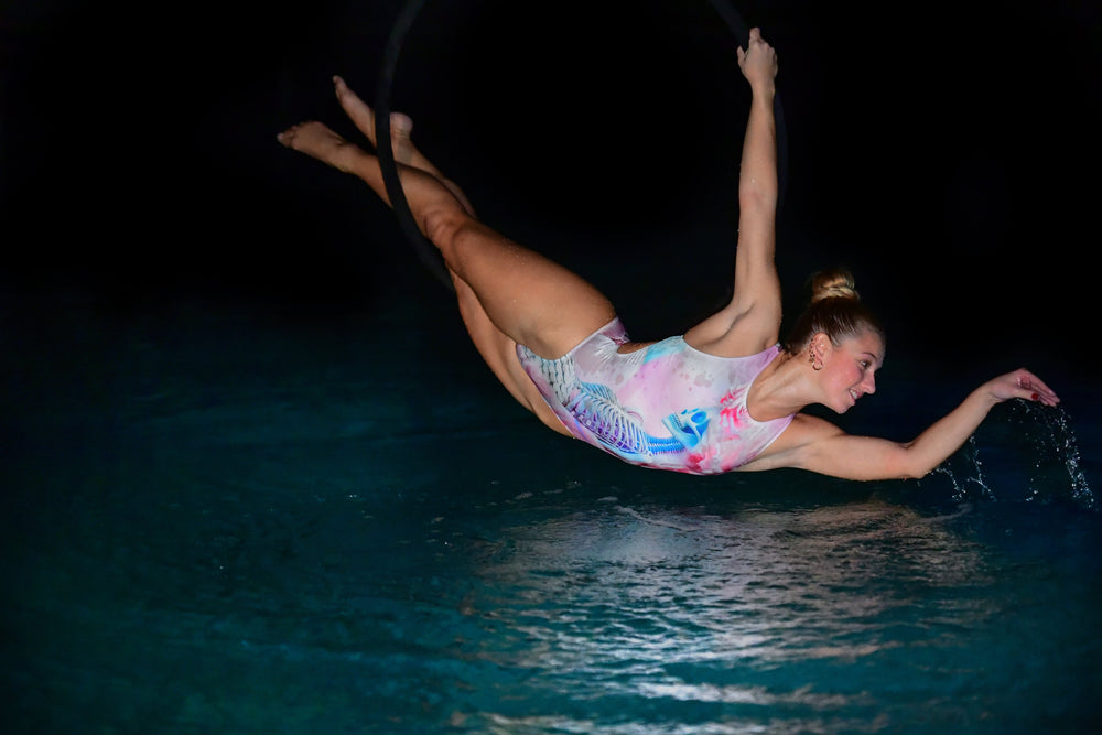 La ballerina Chiara Parisi volteggia al cerchio sul pelo dell'acqua per presentare la collezione Spring 2025 di Boneswimmer - foto di Martina Folco Zambelli