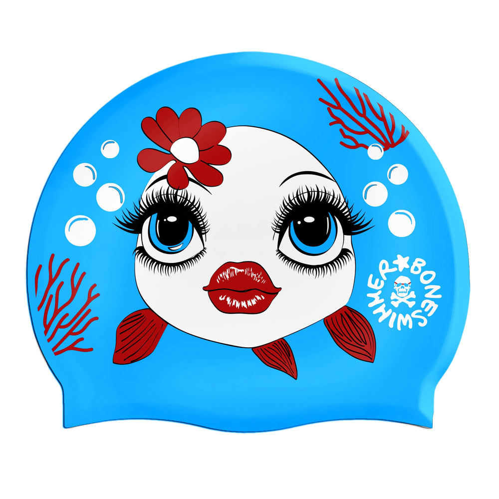 Cuffia da piscina in silicone spessorato, modello Kiss Boneswimmer con base colore azzurro e grafiche con una romantica pesciolina tra coralli e bolicine  