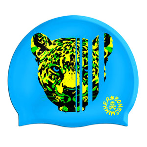 Cuffia da piscina in silicone spessorato, modello Neon Boneswimmer con base colore azzurro e stampa di un giaguaro giallo fluo ti fissa con il suo sguardo intenso  