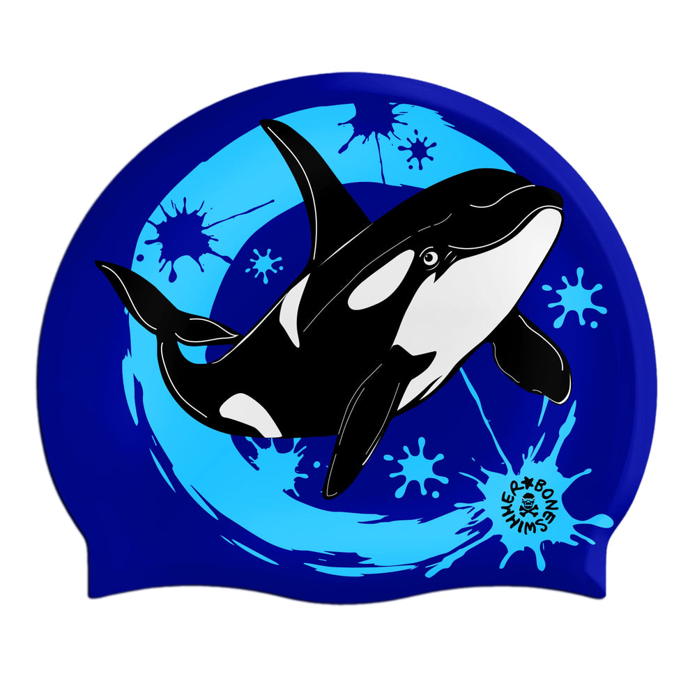 Cuffia da piscina in silicone spessorato, modello Willy Boneswimmer con base colore blu notte e grafica con un'orca in un mondo blu 