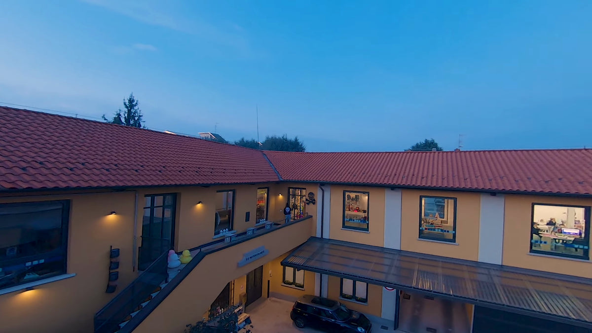 La sede BONESWIMMER a Gallarate al tramonto, vista dall’alto: negozio e atelier