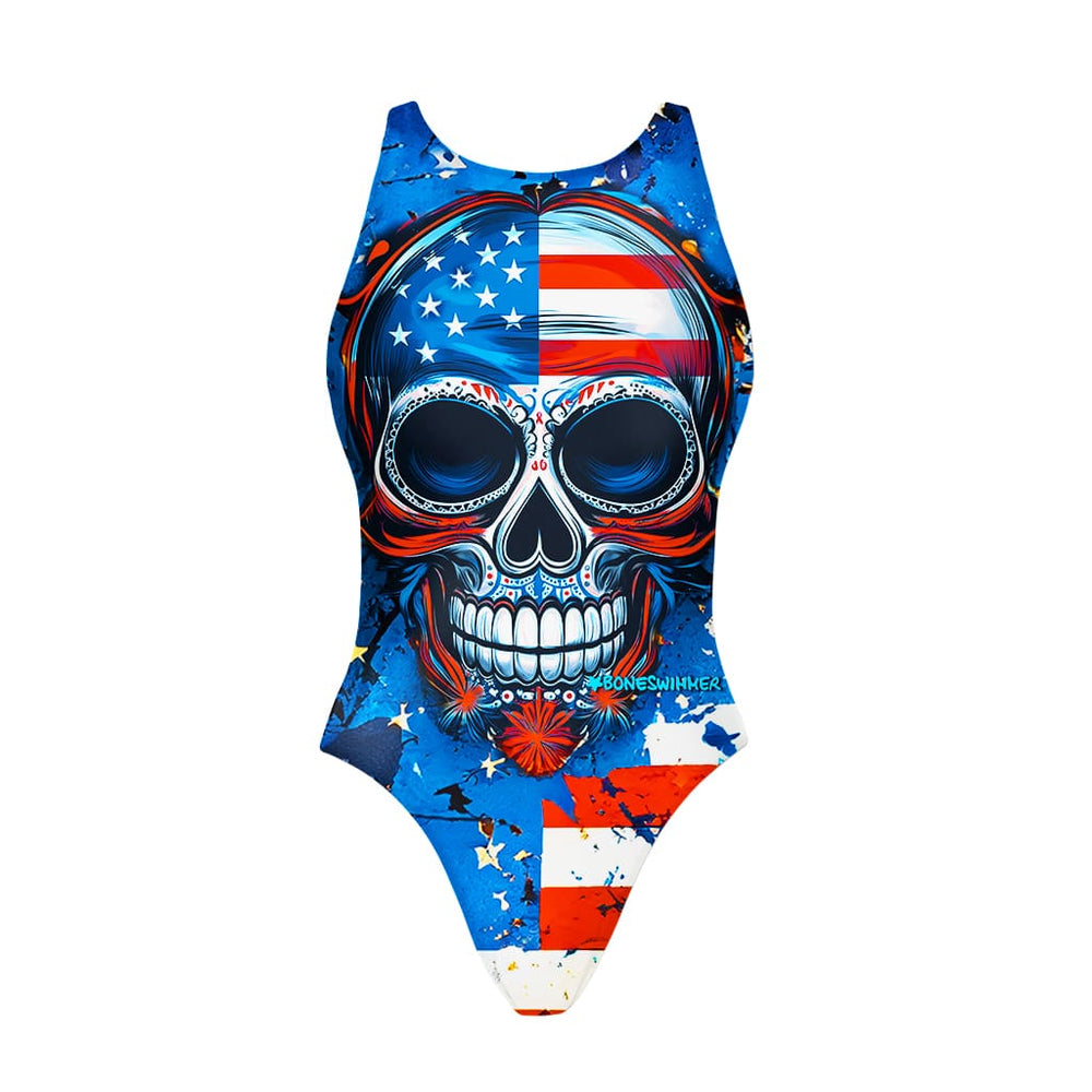 Costume da allenamento nuoto in piscina Boneswimmer da bambina, modello intero PINUP 451P - STARSKULL con stampa di un teschio vrappato come una bandiera americana, fronte