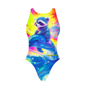 Costume da allenamento nuoto in piscina Boneswimmer da bambina, modello intero PINUP 453PF - SIMPHONY con stampa di un procione che cavalca un'onda a cavallo di un delfino, fronte