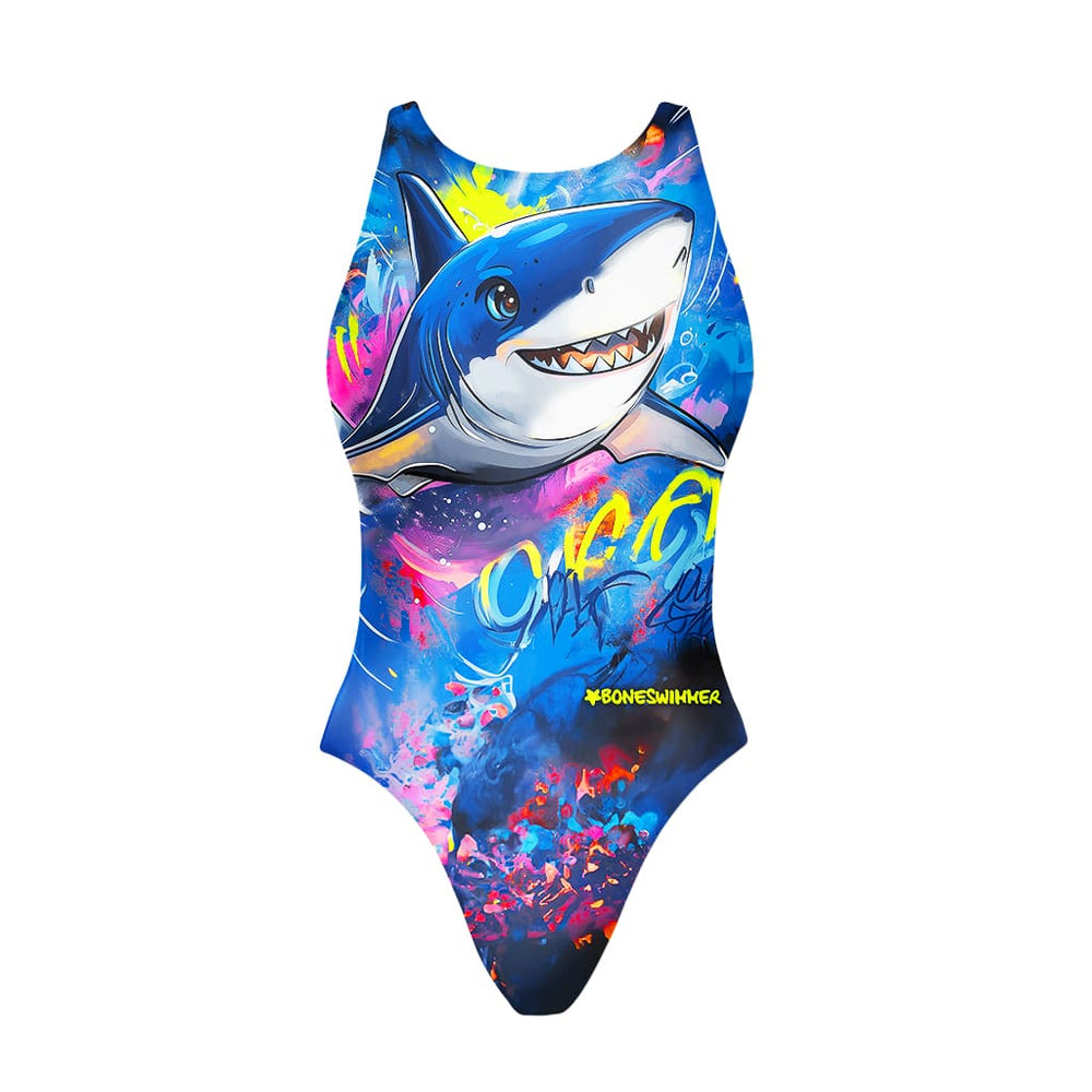 Costume da allenamento nuoto in piscina Boneswimmer da bambina, modello intero PINUP 460PF - GARY con stampa di unio squaletto fumettoso e simpatico in un mare in stile comic, fronte