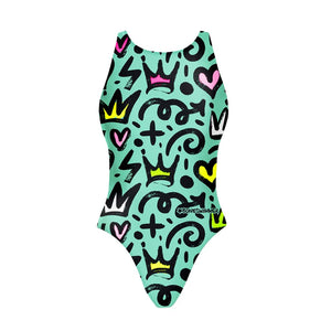 Costume da allenamento nuoto in piscina Boneswimmer da bambina, modello intero PINUP 469PF - ROYAL con stampa di fantasia pop di corone, cuori frecce e fulmini su sfondo uniforme color acquamarina, fronte