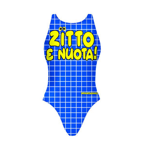 Costume da allenamento nuoto in piscina Boneswimmer da bambina, modello intero PINUP 470P - ZITTO-E-NUOTA con stampa piastrelle blue e scritta gialla "Zitto e nuota!", fronte