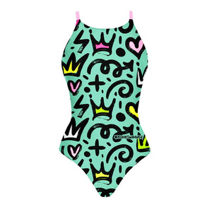 Costume da allenamento nuoto in piscina Boneswimmer da donna, modello intero IBIZA - 182IF ROYAL con stampa di fantasia pop di corone, cuori frecce e fulmini su sfondo uniforme color acquamarina, fronte