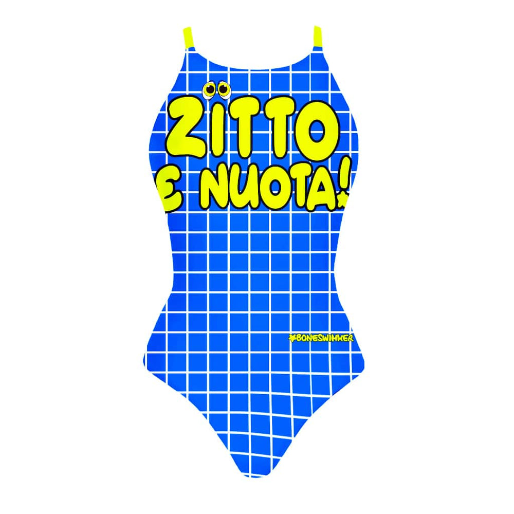 Costume da allenamento nuoto in piscina Boneswimmer da donna, modello intero IBIZA - 183I ZITTO E NUOTA con stampa piastrelle blue e scritta gialla "Zitto e nuota!", fronte