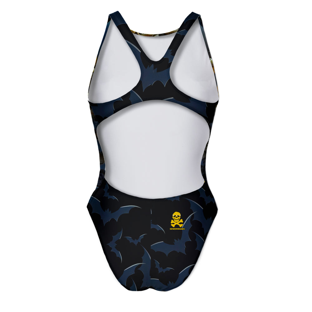 Costume da allenamento nuoto Boneswimmer per bambina, modello intero PINUP 328p con stampa di un teschio stilizzato con orecchie da pipistrello e piccoli teschi e sagome di pipistrelli in volo, retro