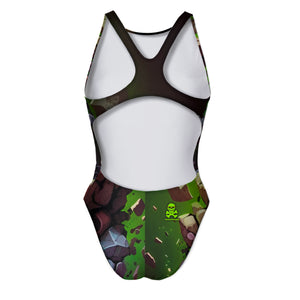 Costume da allenamento nuoto Boneswimmer per bambina, modello intero PINUP 330p con stampa di una figura furiosa e muscolosa verde che rompe una parete di pietra, fronte