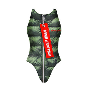 Costume da allenamento nuoto in piscina Boneswimmer da donna, modello intero PINUP - 437P REMOVE con la stampa che simula un piumino con la zip e un tiralampo rosso con scritta REMOVE BEFORE SWIM, fronte