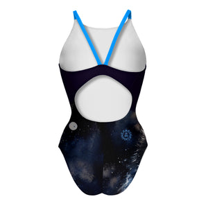 Costume da allenamento nuoto Boneswimmer da donna, modello intero IBIZA 110i con stampa di close-up del volto di un lupo dallo sguardo intenso realizzato con tecnica pittura e acquerello, retro