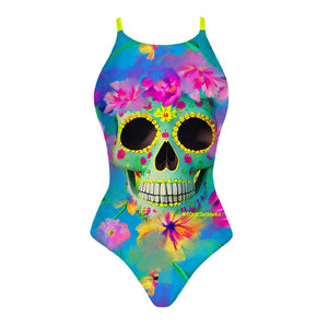 Costume da allenamento nuoto Boneswimmer da donna, modello intero IBIZA 146if con stampa di un teschio in stile Dia de los Muertos, decorato con fiori vivaci e colori brillanti su sfondo azzurro, fronte