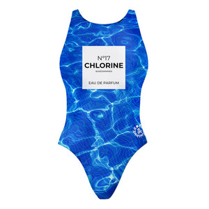 Costume da allenamento nuoto Boneswimmer da donna, modello intero PINUP 256p con stampa design tipo etichetta di un profumo di lusso con la scritta "Chlorine N°17" su uno sfondo di onde blu della piscina, fronte