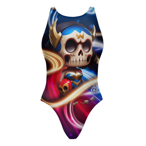 Costume da allenamento nuoto Boneswimmer da donna, modello intero PINUP 332p con stampa di una figura stilizzata di guerriera teschio con elmo e armatura con effetti luminosi su sfondo scuro, fronte