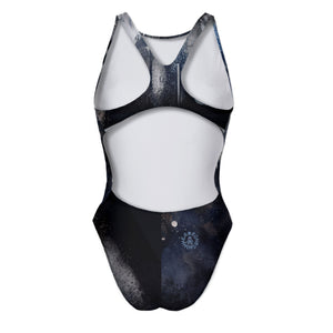 Costume da allenamento nuoto Boneswimmer da donna, modello intero PINUP 337p con stampa di close-up del volto di un lupo dallo sguardo intenso realizzato con tecnica pittura e acquerello, retro