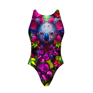 Costume da allenamento nuoto Boneswimmer da donna, modello intero PINUP 399p con stampa di un koala che si rinfresca tra viole e foglie di eucalipto, fronte