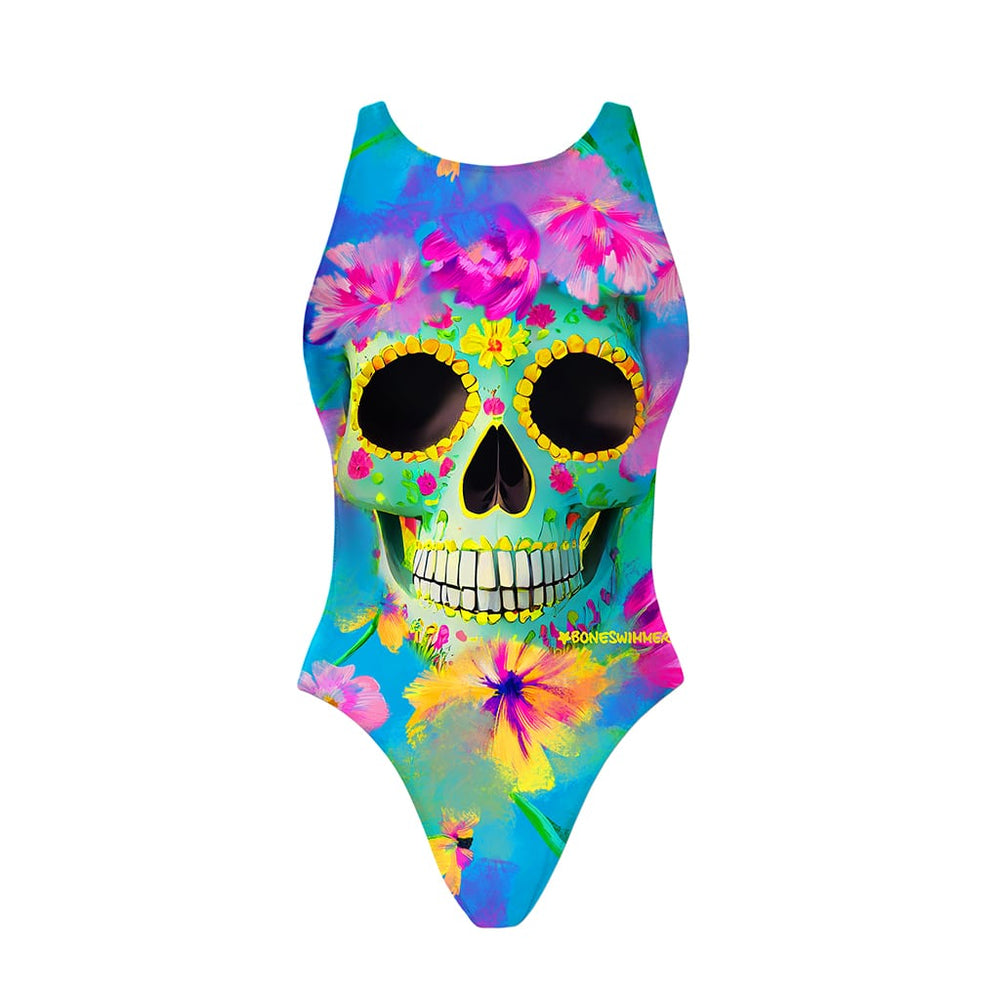 Costume da allenamento nuoto Boneswimmer da donna, modello intero PINUP 417pf con stampa di un teschio in stile Dia de los Muertos, decorato con fiori vivaci e colori brillanti su sfondo azzurro, fronte