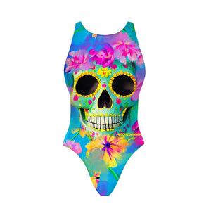 Costume da allenamento nuoto Boneswimmer da donna, modello intero PINUP 417pf con stampa di un teschio in stile Dia de los Muertos, decorato con fiori vivaci e colori brillanti su sfondo azzurro, fronte