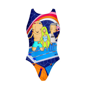 Costume da allenamento nuoto Boneswimmer da donna, modello intero PINUP 429pf con personaggi stilizzati in stile cartoon, con un coach e due nuotatori in abiti colorati, su uno sfondo geometrico e retro, fronte