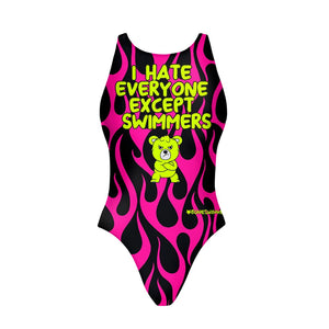 Costume per allenamento nuoto Boneswimmer per bambina, modello intero PINUP 433pf con grafica con orsetto fiamme e scritta I HATE EVERYONE EXCEPT SWIMMERS, fronte