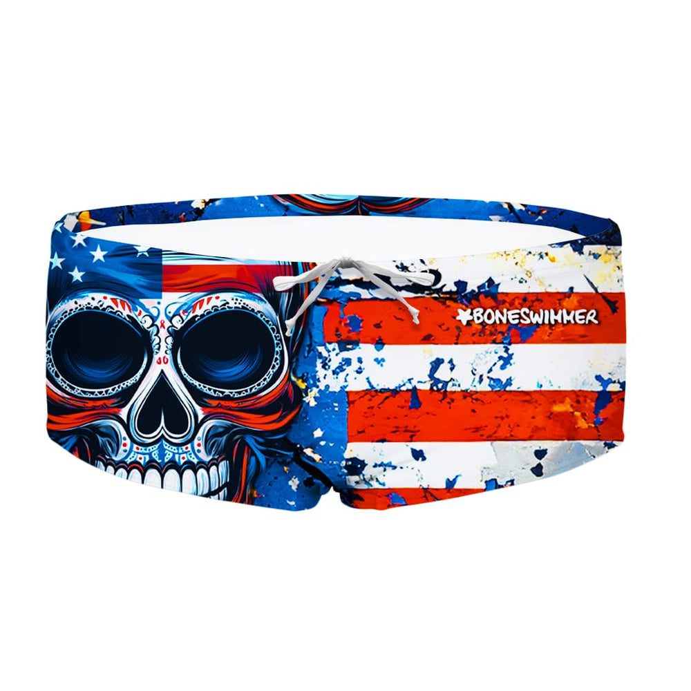 Costume taglio parigamba da uomo per allenamento nuoto in piscina Boneswimmer, modello UCLA 189U - STARSKULL con stampa di un teschio vrappato come una bandiera americana, fronte