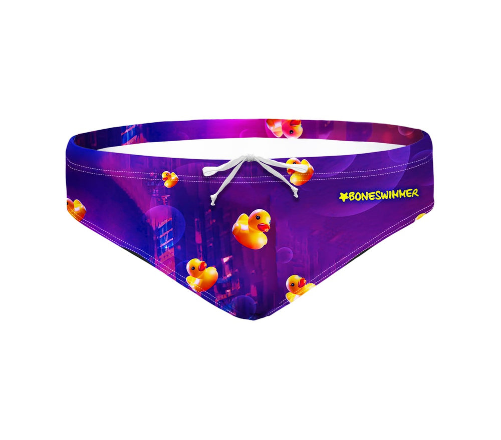 Costume taglio slip da uomo per allenamento nuoto in piscina Boneswimmer, modello H2OTTO 359H GRAVITY con grafica di paperelle gialle che galleggiano su uno sfondo viola con effetto sfumato e luci di una città di notte, fronte.