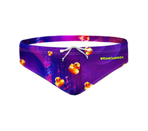 Costume taglio slip da uomo per allenamento nuoto in piscina Boneswimmer, modello H2OTTO 359H GRAVITY con grafica di paperelle gialle che galleggiano su uno sfondo viola con effetto sfumato e luci di una città di notte, fronte.