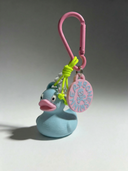 Charm portachiavi Duck Psycho con Badge — Azzurro / Rosa