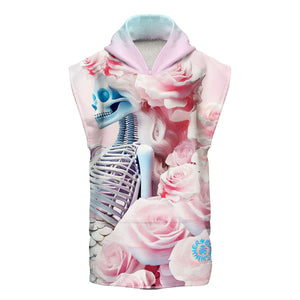 Poncho in microfibra unisex e taglia unica; modello 40POF ROSES con stampa di una sirena Boneswimmer style in un romantico mondo di rose, fronte 