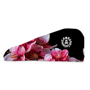 Turbante asciugacapelli Sahara in microfibra, modello 028S SAKURA, con stampa di romantici fiori su sfondo nero, vista laterale